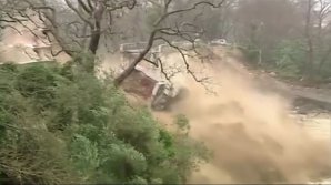 INUNDAŢII pe insula Creta: Un pod s-a prăbușit chiar în timpul unei emisii directe la TV (VIDEO)