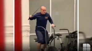 VIRAL PE INTERNET. Pe bicicletă, ca pe cal. Un bărbat se antrenează cu sabia în mână (VIDEO)