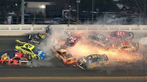 Lanţ nebun de accidente în NASCAR, la Daytona Beach. În cea mai mare coliziune au fost împlicate 21 de maşini
