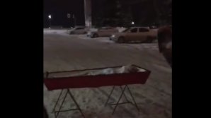 Nimic sfânt! O văduvă ŞI-A LĂSAT bărbatul mort în sicriu, ÎN MIJLOC de cimitir (VIDEO)