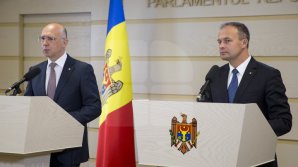 Andrian Candu l-a somat pe şeful statului să oprească batjocura, iar Pavel Filip condamnă gestul lui Dodon, care a uitat de limitele moralității