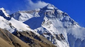 ACCES INTERZIS PE EVEREST. China închide tabăra de bază pentru turişti