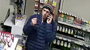 ATENȚIE! Recunoașteți bărbatul din imagini? Este căutat de poliție pentru viol (VIDEO)