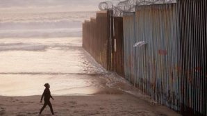 Starea de urgență decretată de Trump pentru construcția zidului de la frontiera cu Mexic, contestată în justiție de 16 state