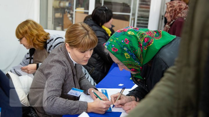 ALEGE PUBLIKA. Moldovenii au facut cozi în faţa secţiilor de votare