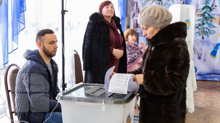 ALEGE PUBLIKA. Moldovenii au facut cozi în faţa secţiilor de votare