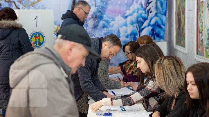 ALEGE PUBLIKA. Moldovenii au facut cozi în faţa secţiilor de votare