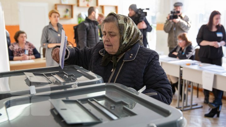 ALEGE PUBLIKA. Moldovenii au facut cozi în faţa secţiilor de votare