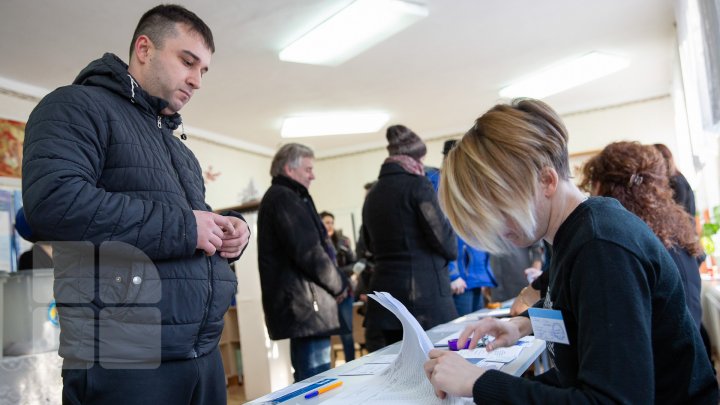 ALEGE PUBLIKA. Moldovenii au facut cozi în faţa secţiilor de votare