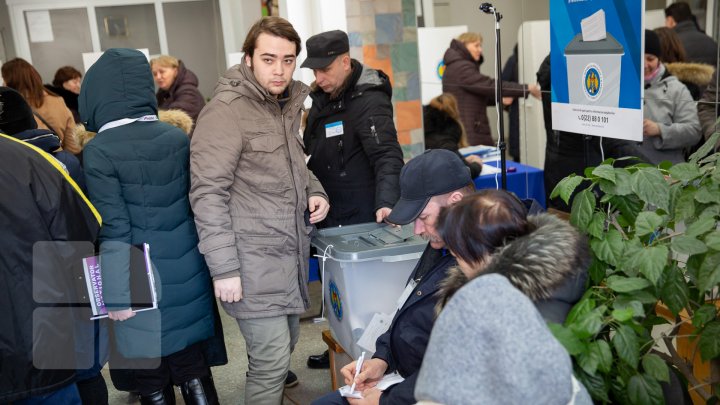 ALEGE PUBLIKA. Moldovenii au facut cozi în faţa secţiilor de votare