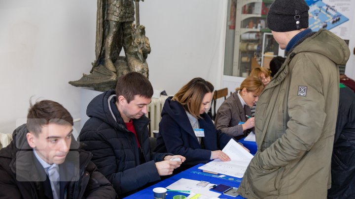 ALEGE PUBLIKA. Moldovenii au facut cozi în faţa secţiilor de votare