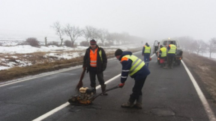 IMAGINI de pe șoseaua Chișinău-Leușeni. Cum se asfaltează GROPILE DIN DRUM în aceste momente (FOTO)