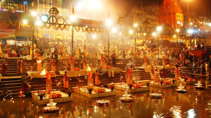 Atmosferă festivă la fluviul Gange. Zeci de milioane de hinduşi au sărbătorit cel mai mare festival religios din lume