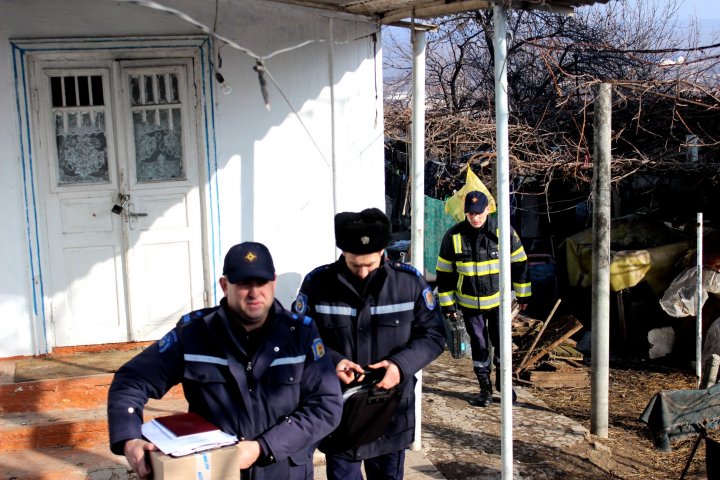 O CASĂ PROTEJATĂ, O VIAŢĂ SALVATĂ! Pompierii au instalat detectoare de fum în 30 de gospodării din satul Ciorescu și Goian (FOTO)