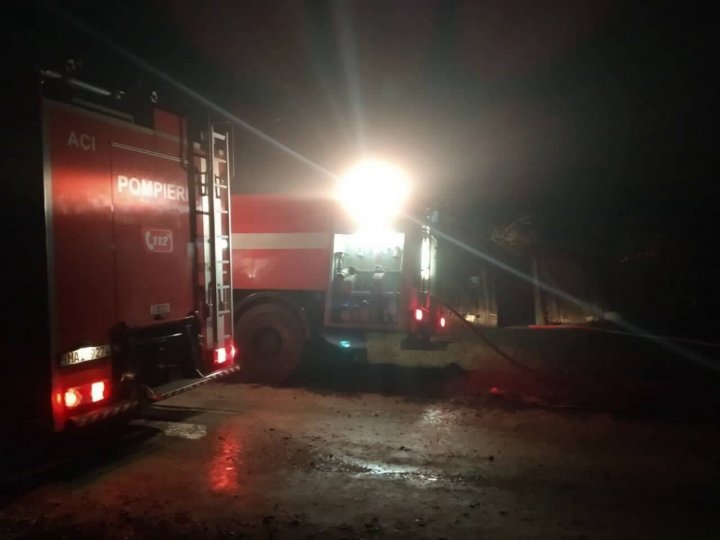 TRAGEDIE pentru o familie din Căușeni. Au rămas pe drumuri în mijlocul iernii, după ce casa lor a fost cuprinsă de flăcări (FOTO)