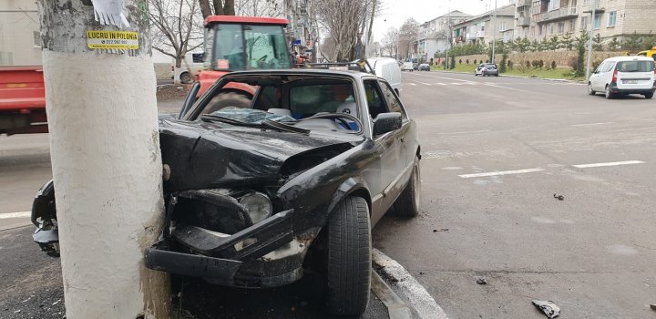 Un tânăr MORT DE BEAT și FĂRĂ PERMIS de conducere, trântit la pământ de poliție. A fugit și a intrat cu mașina într-un stâlp (VIDEO)