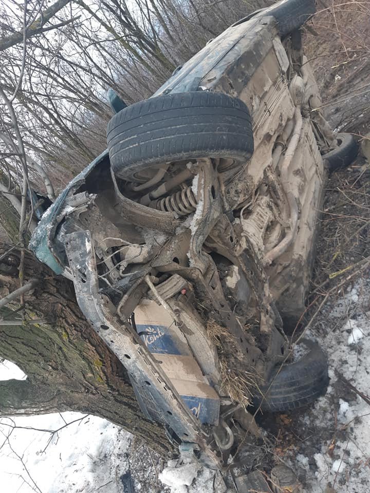 A tamponat Mercedesul într-un copac și a fugit de la locul accidentului. S-a întors abia după ce a venit și poliția (FOTO)