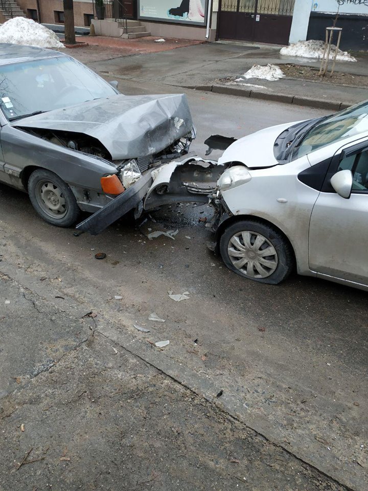 Accident pe strada Mihai Eminescu din Capitală. Două mașini s-au ciocnit frontal (FOTO)