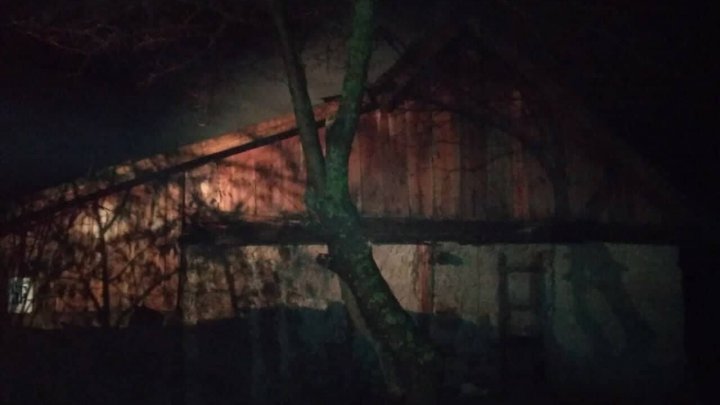 TRAGEDIE pentru o familie din Căușeni. Au rămas pe drumuri în mijlocul iernii, după ce casa lor a fost cuprinsă de flăcări (FOTO)