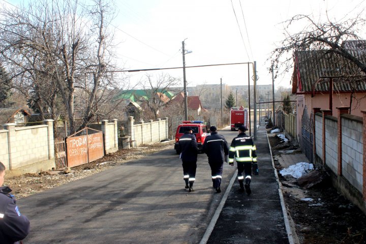 O CASĂ PROTEJATĂ, O VIAŢĂ SALVATĂ! Pompierii au instalat detectoare de fum în 30 de gospodării din satul Ciorescu și Goian (FOTO)