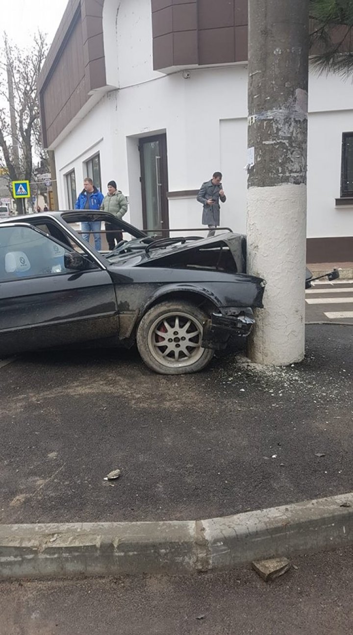 Un tânăr MORT DE BEAT și FĂRĂ PERMIS de conducere, trântit la pământ de poliție. A fugit și a intrat cu mașina într-un stâlp (VIDEO)