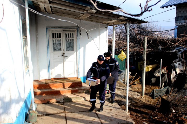 O CASĂ PROTEJATĂ, O VIAŢĂ SALVATĂ! Pompierii au instalat detectoare de fum în 30 de gospodării din satul Ciorescu și Goian (FOTO)