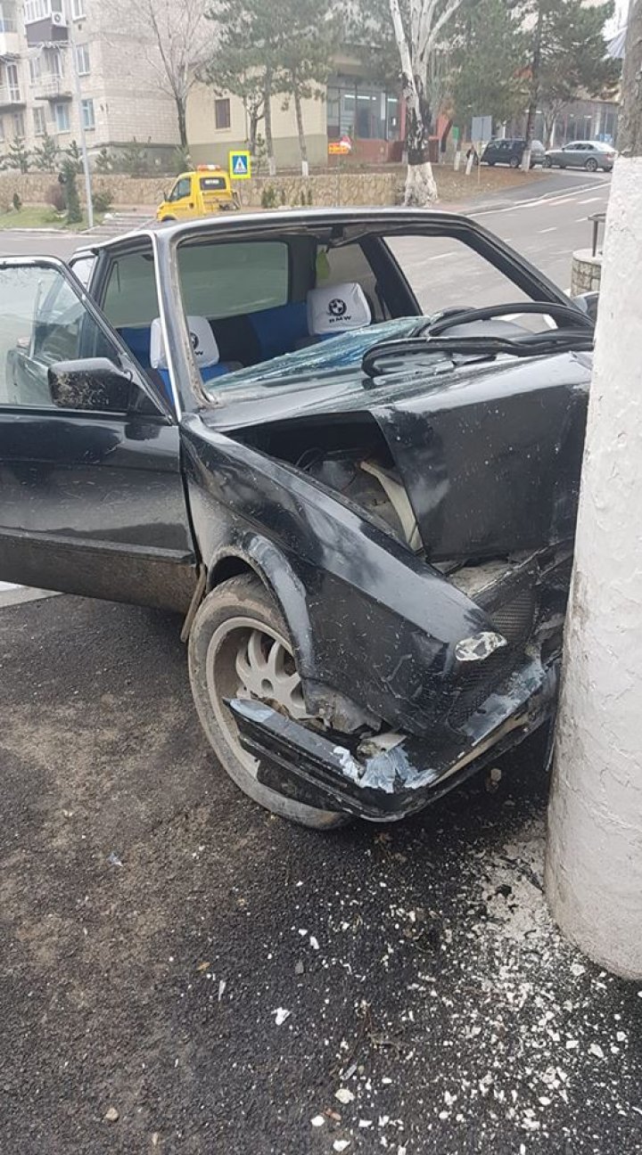 Un tânăr MORT DE BEAT și FĂRĂ PERMIS de conducere, trântit la pământ de poliție. A fugit și a intrat cu mașina într-un stâlp (VIDEO)