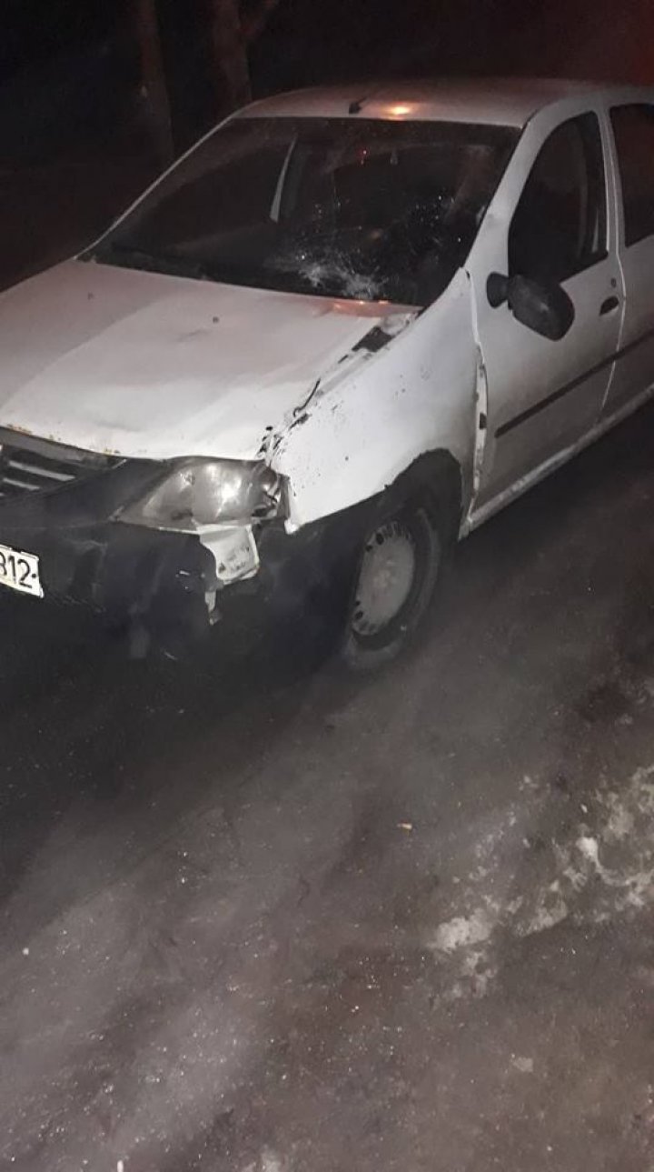 Accident grav în sectorul Botanica. Doi pietoni au ajuns în stare gravă la spital, după ce au fost loviți de un șofer care spune că s-a ferit de un câine (FOTO)