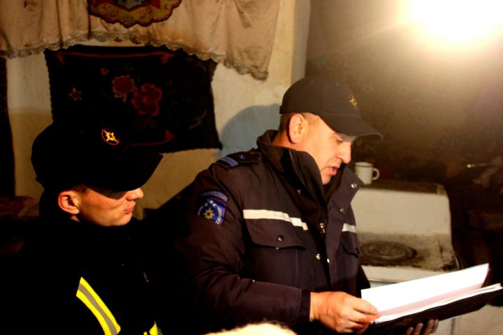 O CASĂ PROTEJATĂ, O VIAŢĂ SALVATĂ! Pompierii au instalat detectoare de fum în 30 de gospodării din satul Ciorescu și Goian (FOTO)