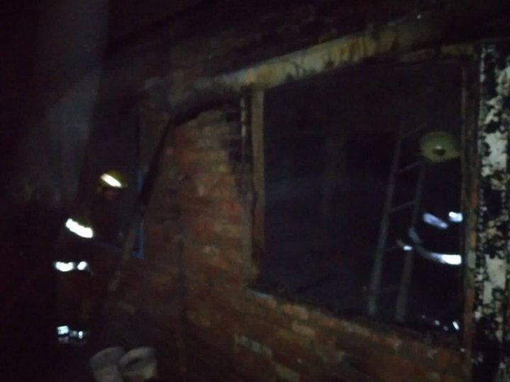 TRAGEDIE pentru o familie din Căușeni. Au rămas pe drumuri în mijlocul iernii, după ce casa lor a fost cuprinsă de flăcări (FOTO)