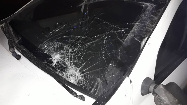 Accident grav în sectorul Botanica. Doi pietoni au ajuns în stare gravă la spital, după ce au fost loviți de un șofer care spune că s-a ferit de un câine (FOTO)