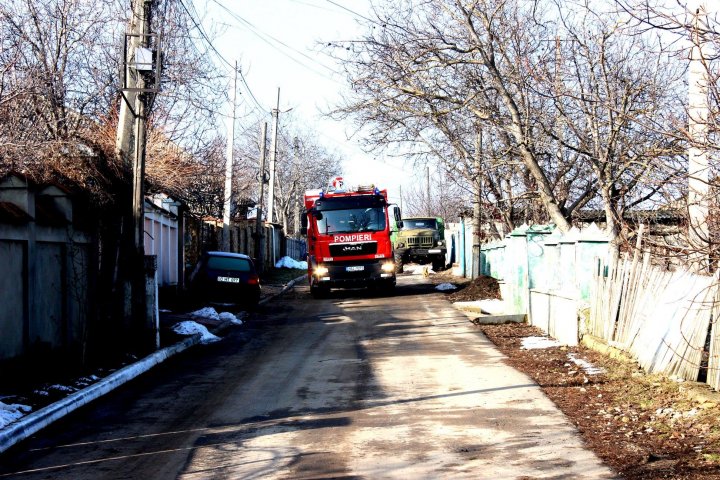 O CASĂ PROTEJATĂ, O VIAŢĂ SALVATĂ! Pompierii au instalat detectoare de fum în 30 de gospodării din satul Ciorescu și Goian (FOTO)