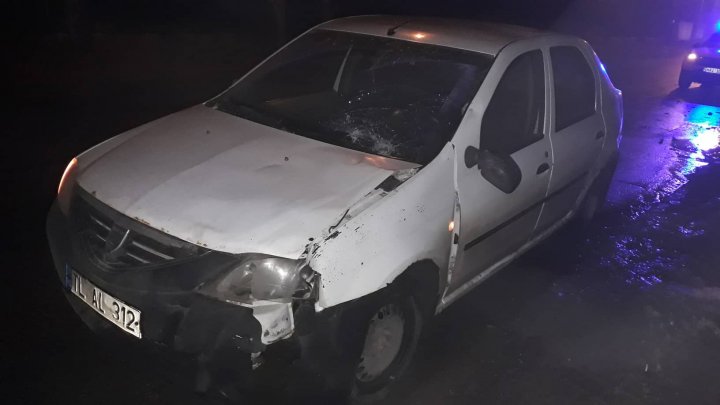 Accident grav în sectorul Botanica. Doi pietoni au ajuns în stare gravă la spital, după ce au fost loviți de un șofer care spune că s-a ferit de un câine (FOTO)