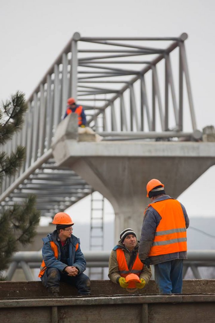 Veste bună pentru locuitorii din Strășeni. O nouă pasarelă a fost instalată în locul celei construite acum aproape 50 de ani