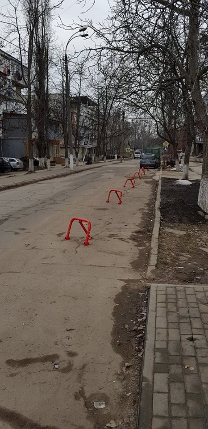 Fac ce vreau pe strada mea. O porţiune de drum din Capitală, blocată (FOTO)