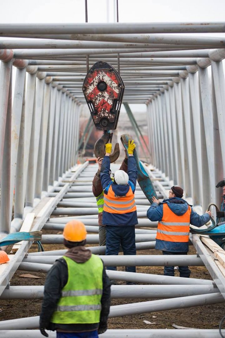 Veste bună pentru locuitorii din Strășeni. O nouă pasarelă a fost instalată în locul celei construite acum aproape 50 de ani