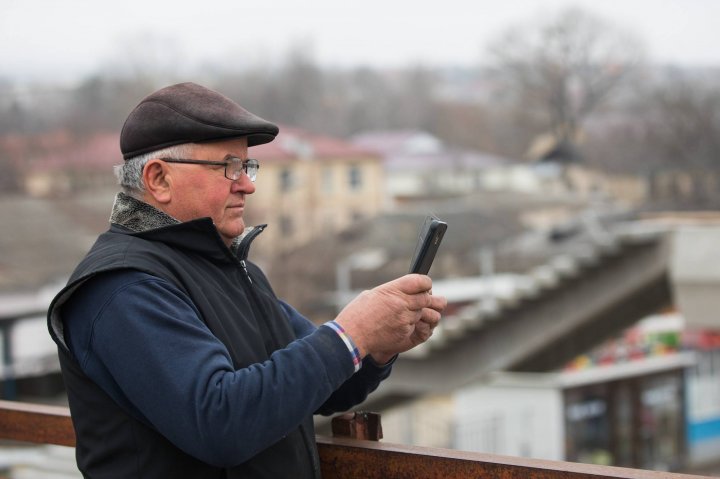 Veste bună pentru locuitorii din Strășeni. O nouă pasarelă a fost instalată în locul celei construite acum aproape 50 de ani