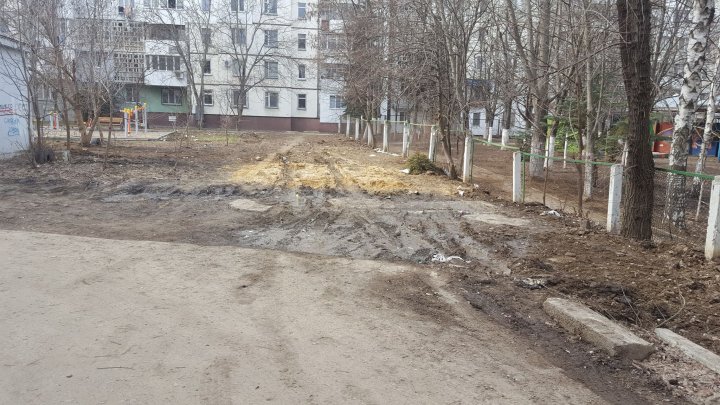 DEZASTRU TOTAL! Povestea oamenilor dintr-un bloc din Capitală care trăiesc cu gunoiul sub fereastră (FOTO)