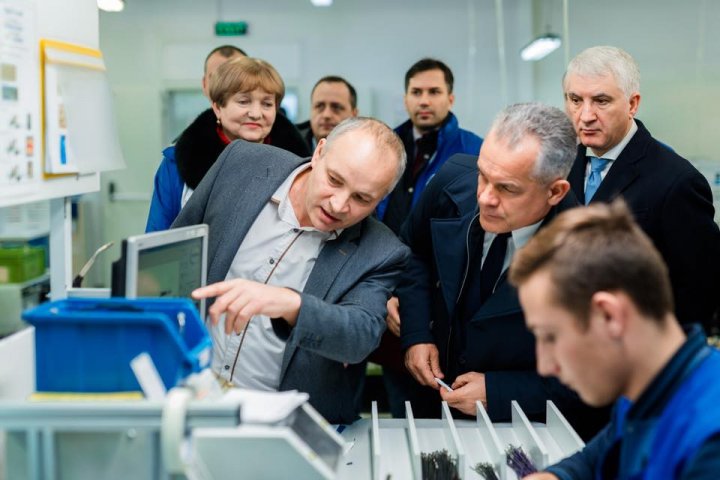 Vlad Plahotniuc, în vizită la fabrica de cablaje din Făleşti: PDM asta a urmărit – să ȋncurajăm investițiile ȋn țara noastră și să creăm noi locuri de muncă (FOTO)