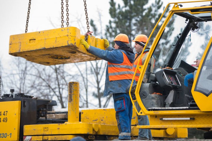 Veste bună pentru locuitorii din Strășeni. O nouă pasarelă a fost instalată în locul celei construite acum aproape 50 de ani