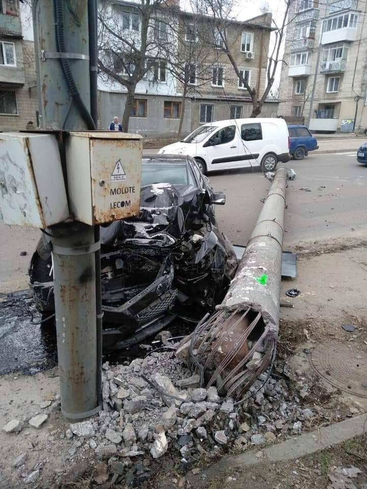 ACCIDENT pe strada Asachi din sectorul Telecentru. O mașină a intrat într-un stâlp și l-a doborât (VIDEO)