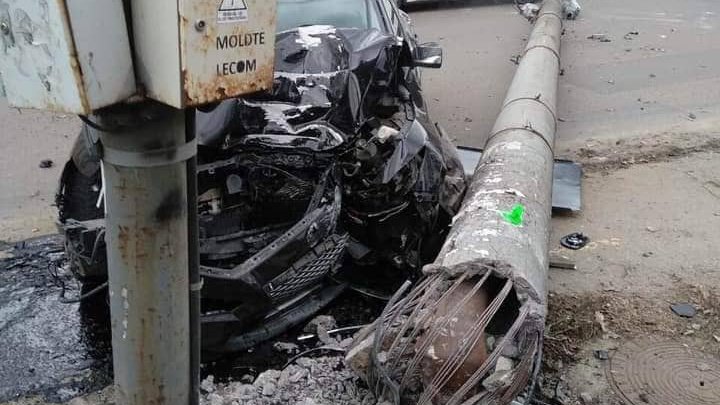 ACCIDENT pe strada Asachi din sectorul Telecentru. O mașină a intrat într-un stâlp și l-a doborât (VIDEO)