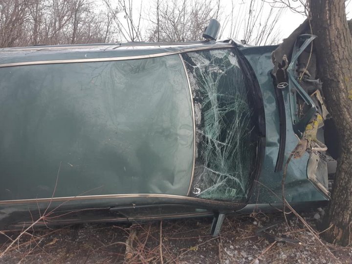 A tamponat Mercedesul într-un copac și a fugit de la locul accidentului. S-a întors abia după ce a venit și poliția (FOTO)
