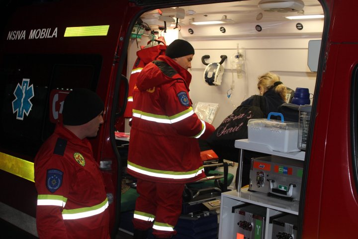 Doi copii în vârstă de trei luni născuți prematur la Kiev, aduși la Chișinău cu un echipaj SMURD