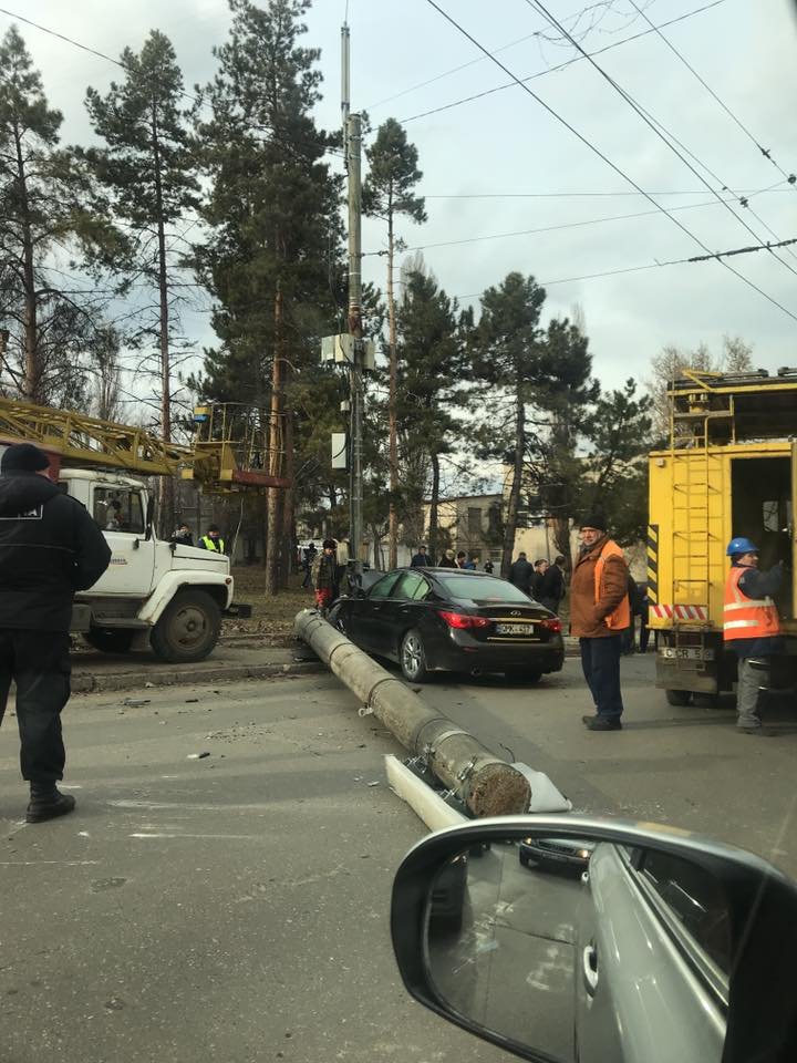 ACCIDENT pe strada Asachi din sectorul Telecentru. O mașină a intrat într-un stâlp și l-a doborât (VIDEO)