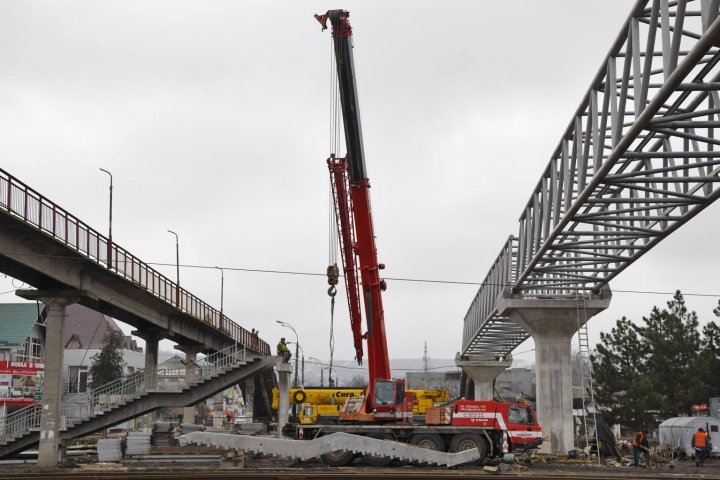 Veste bună pentru locuitorii din Strășeni. O nouă pasarelă a fost instalată în locul celei construite acum aproape 50 de ani