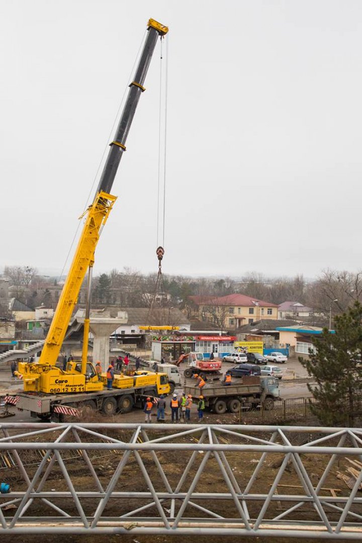 Veste bună pentru locuitorii din Strășeni. O nouă pasarelă a fost instalată în locul celei construite acum aproape 50 de ani