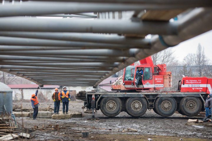 Veste bună pentru locuitorii din Strășeni. O nouă pasarelă a fost instalată în locul celei construite acum aproape 50 de ani