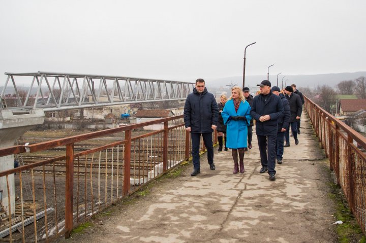 Veste bună pentru locuitorii din Strășeni. O nouă pasarelă a fost instalată în locul celei construite acum aproape 50 de ani