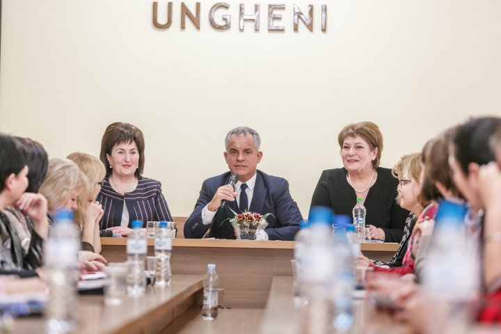 Vlad Plahotniuc în vizită la Ungheni. Oamenii salută reforma prin care au fost majorate salariile și sunt bucuroși că pot să lucreze acasă